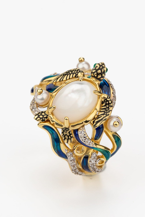 Кольцо из лимонного золота c эмалью, бриллиантами, жемчугом и перламутром