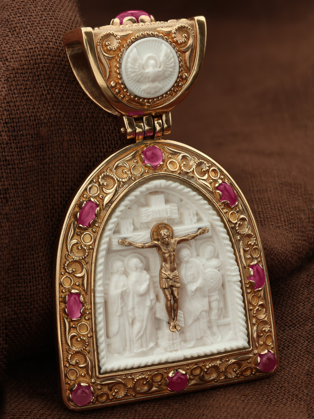 Образок из золота c эмаль , рубином и бивнем мамонта