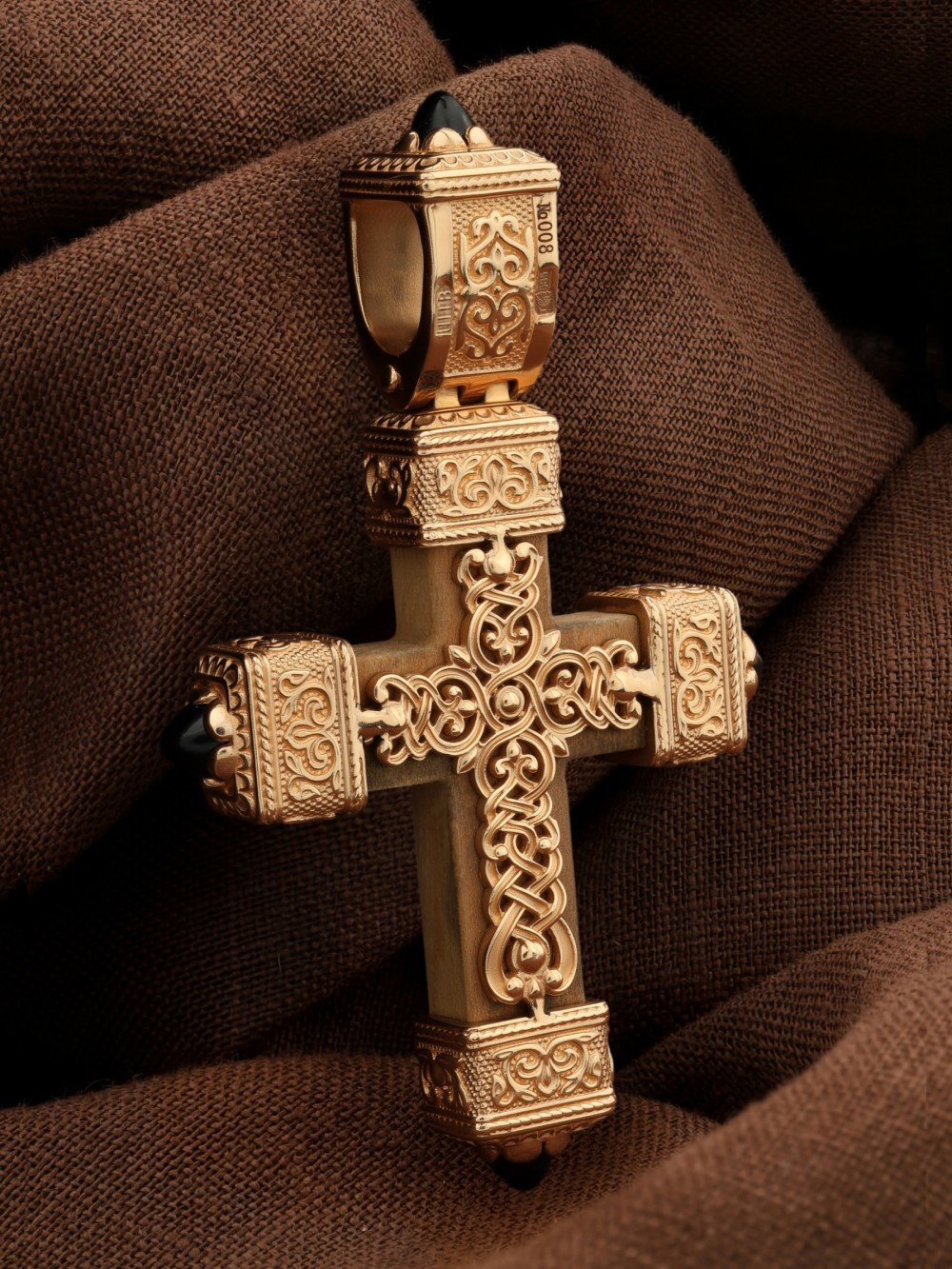 Крест из золота c эмалью, ониксом и деревом груши