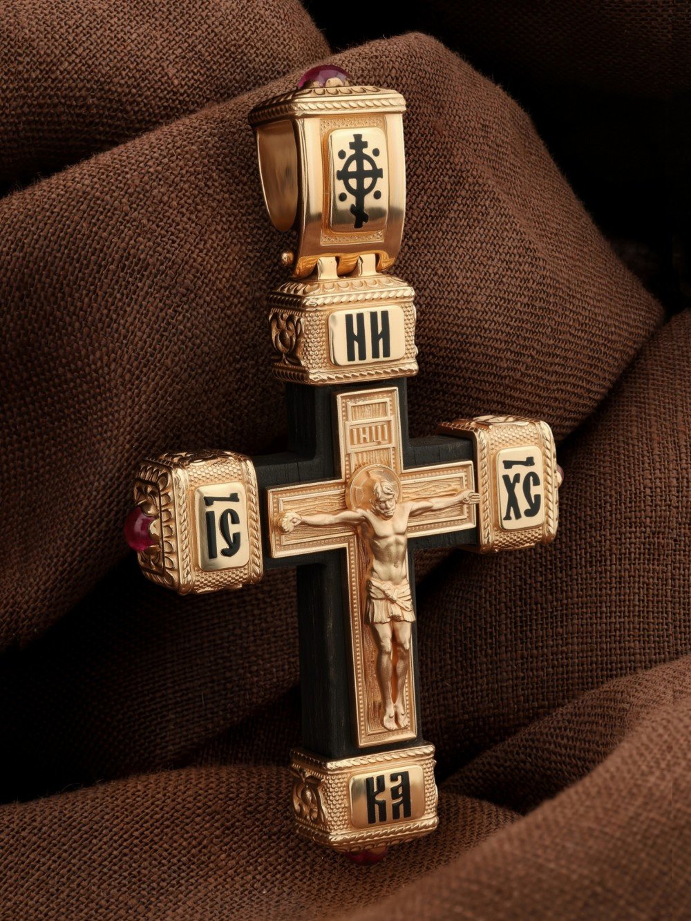 Крест из золота c эмалью, рубином и эбеновым деревом