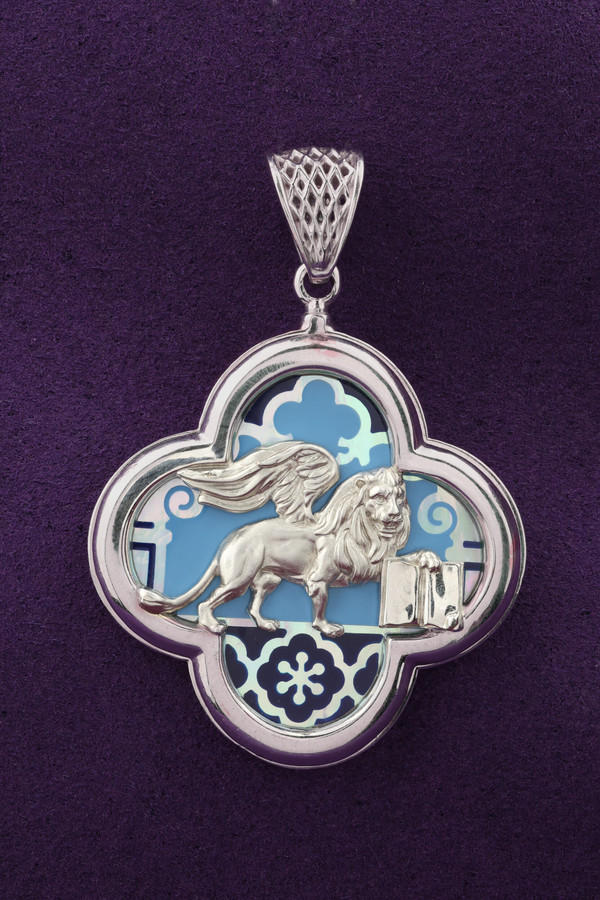 Подвеска из белого золота c эмаль и перламутром