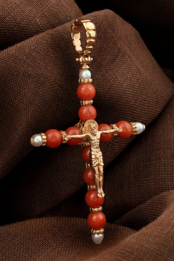 Крест из золота c жемчугом и кораллом