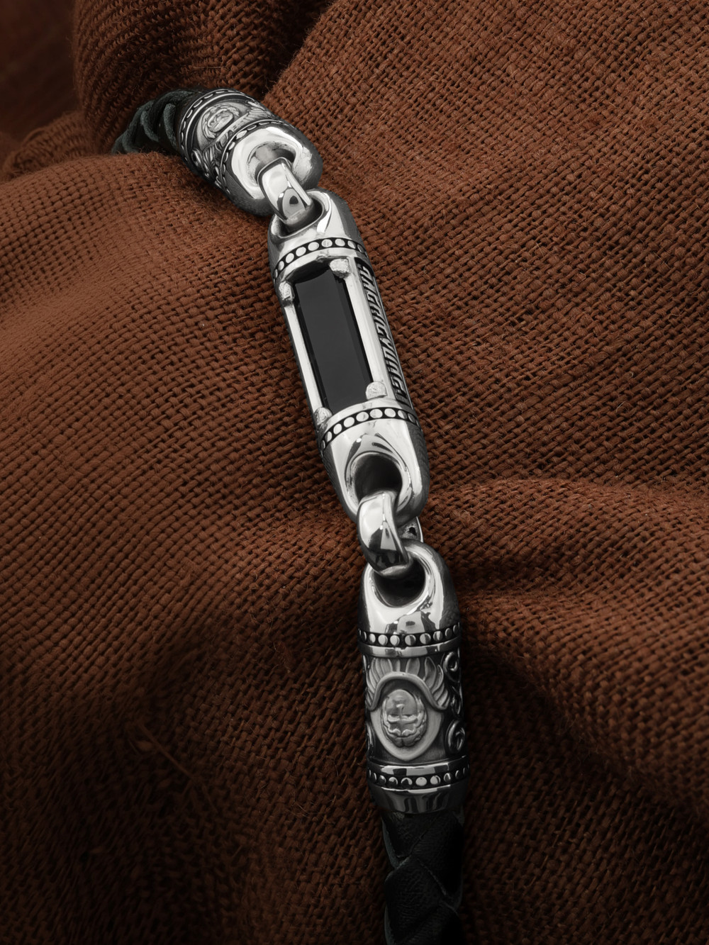 Браслет из белого золота c кожаным шнурком и ониксом