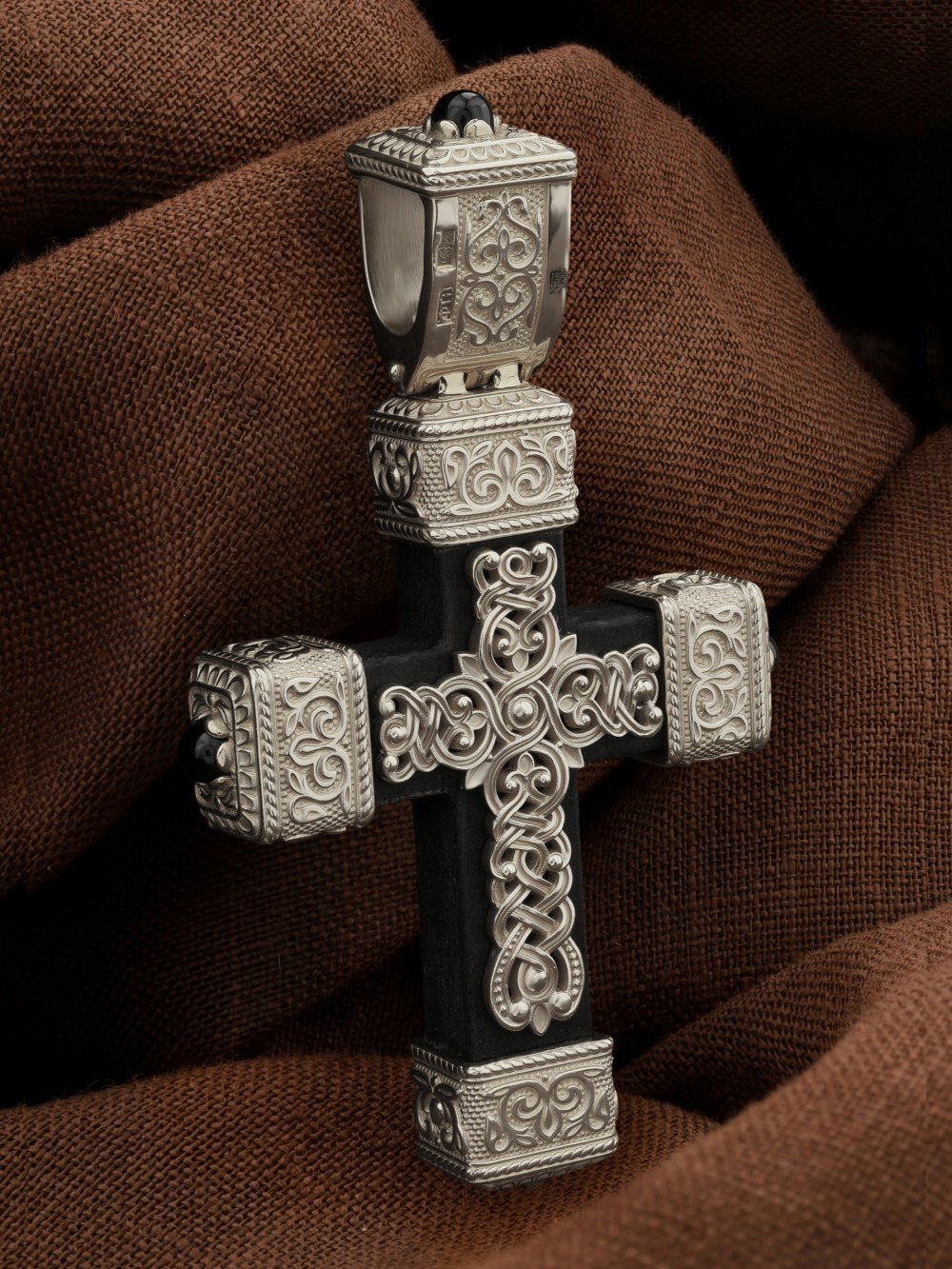 Крест из белого золота c эмаль , ониксом и эбеновым деревом