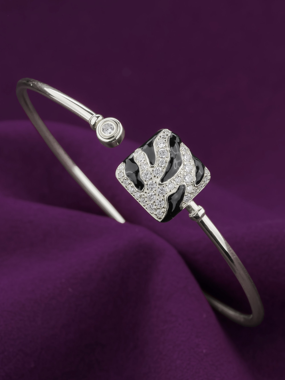 Браслет из белого золота c эмалью и бриллиантами