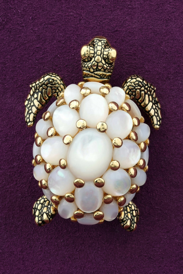 Брошь из лимонного золота c эмаль и перламутром