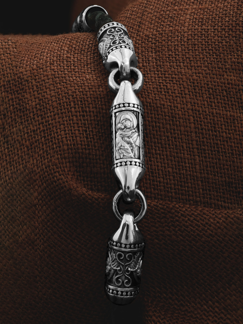 Браслет из белого золота c кожаным шнурком