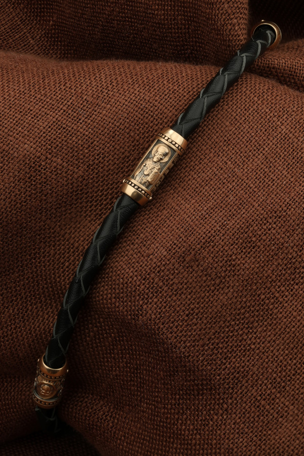 Браслет из золота c кожаным шнурком