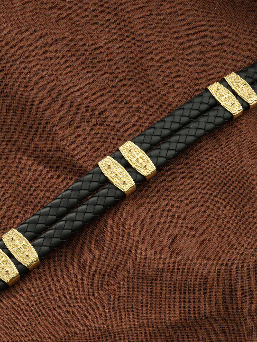 Браслет из золота c шнурком