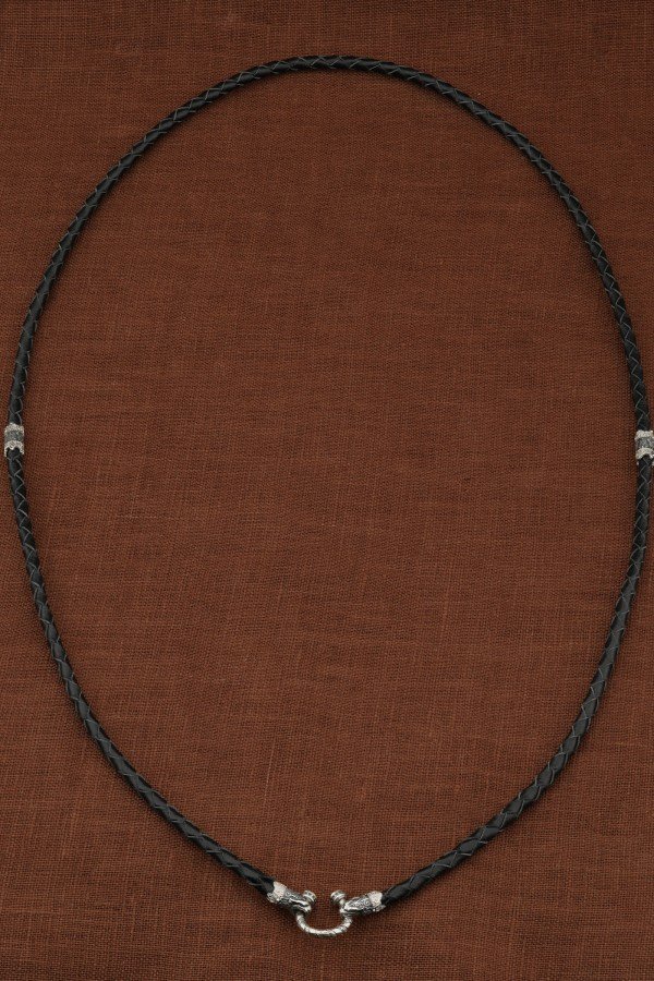 Гайтан из белого золота c кожаным шнурком