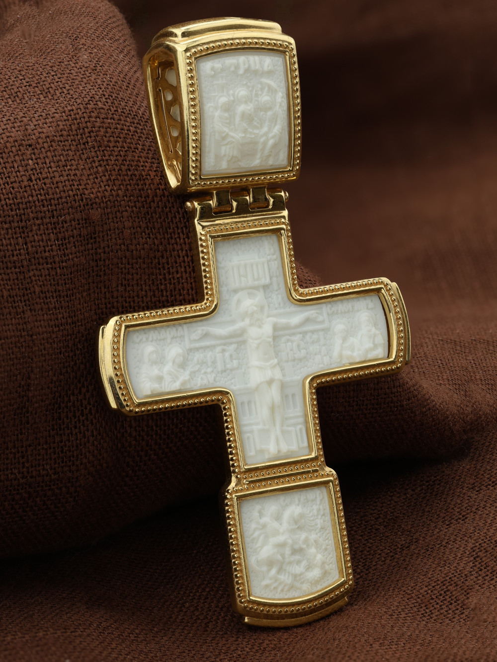 Крест из лимонного золота c бивнем мамонта