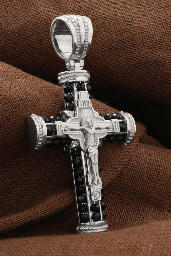 Крест из белого золота c ониксом