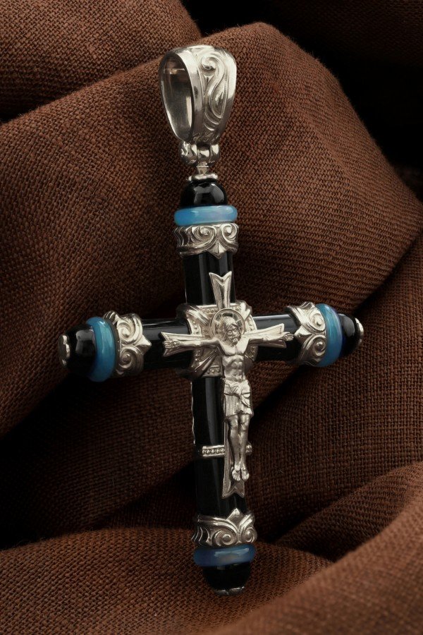 Крест из белого золота c ониксом и агатом