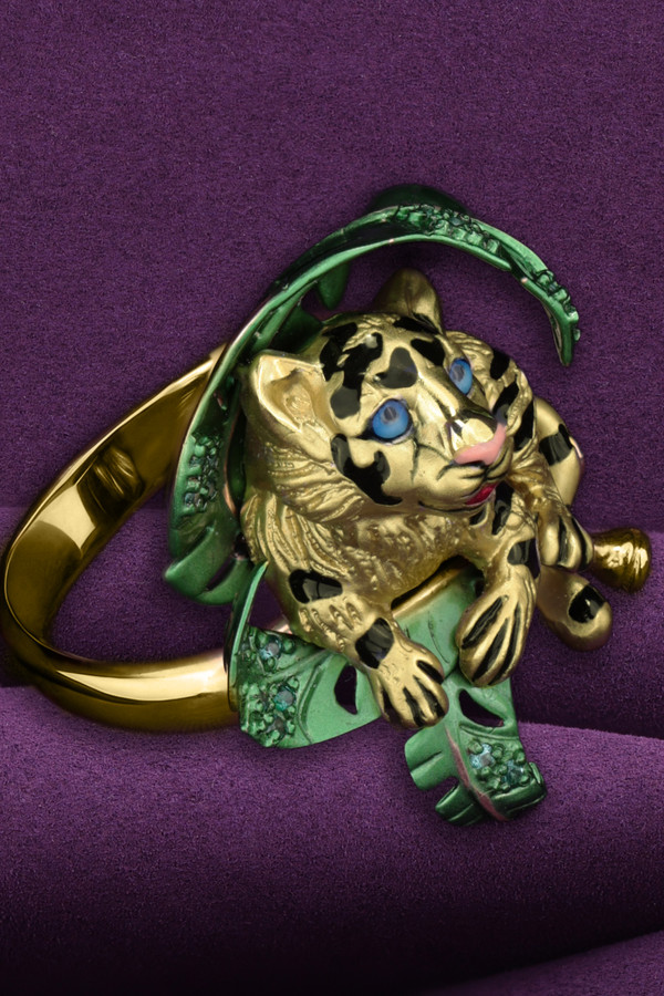 Кольцо из лимонного золота c эмалью и изумрудом