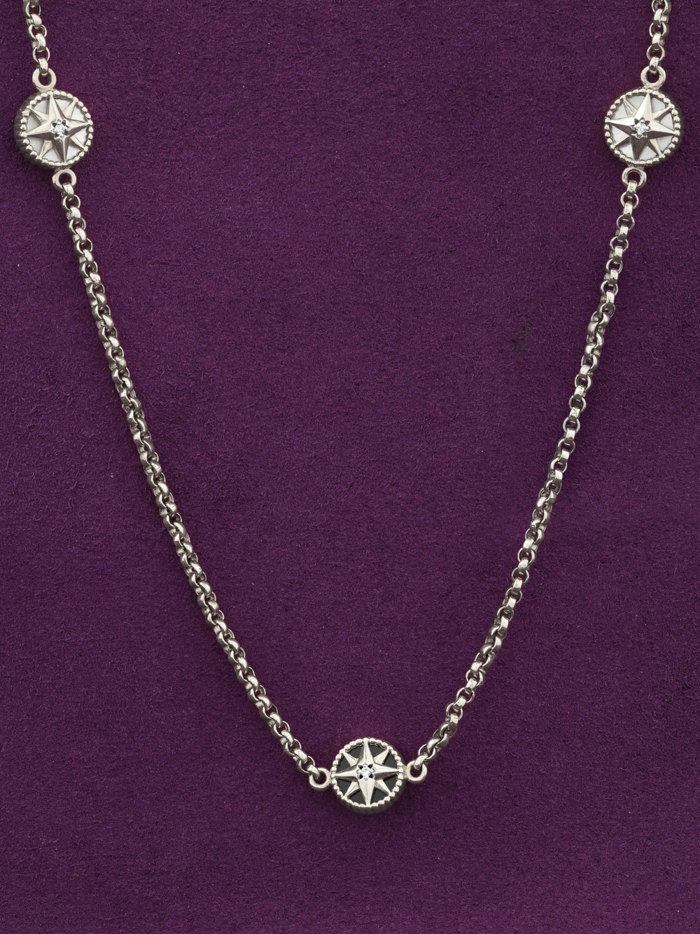 Колье из белого золота c бриллиантами, ониксом и перламутром