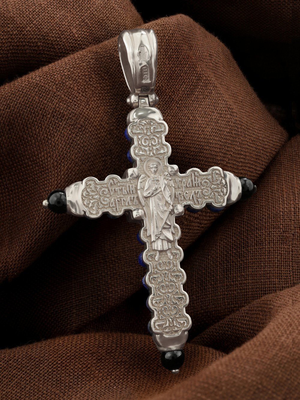 Крест из белого золота c ониксом и лазуритом