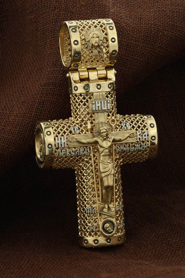 Крест из лимонного золота