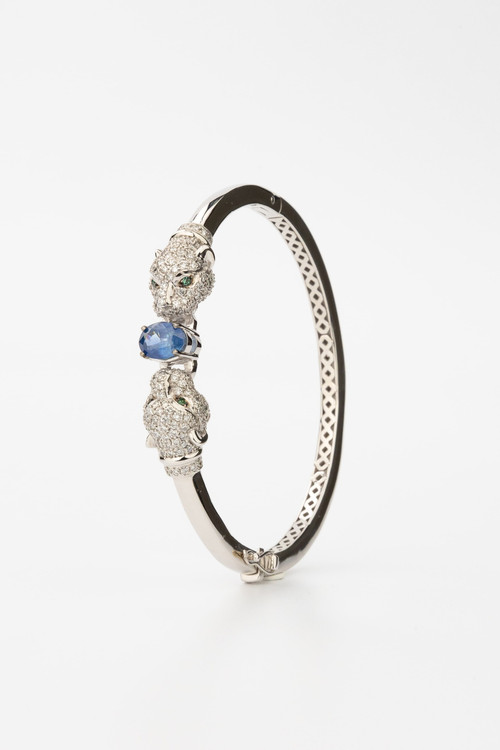 Браслет из белого золота c бриллиантами, сапфиром и изумрудом