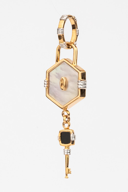 Подвеска из золота c ониксом и перламутром