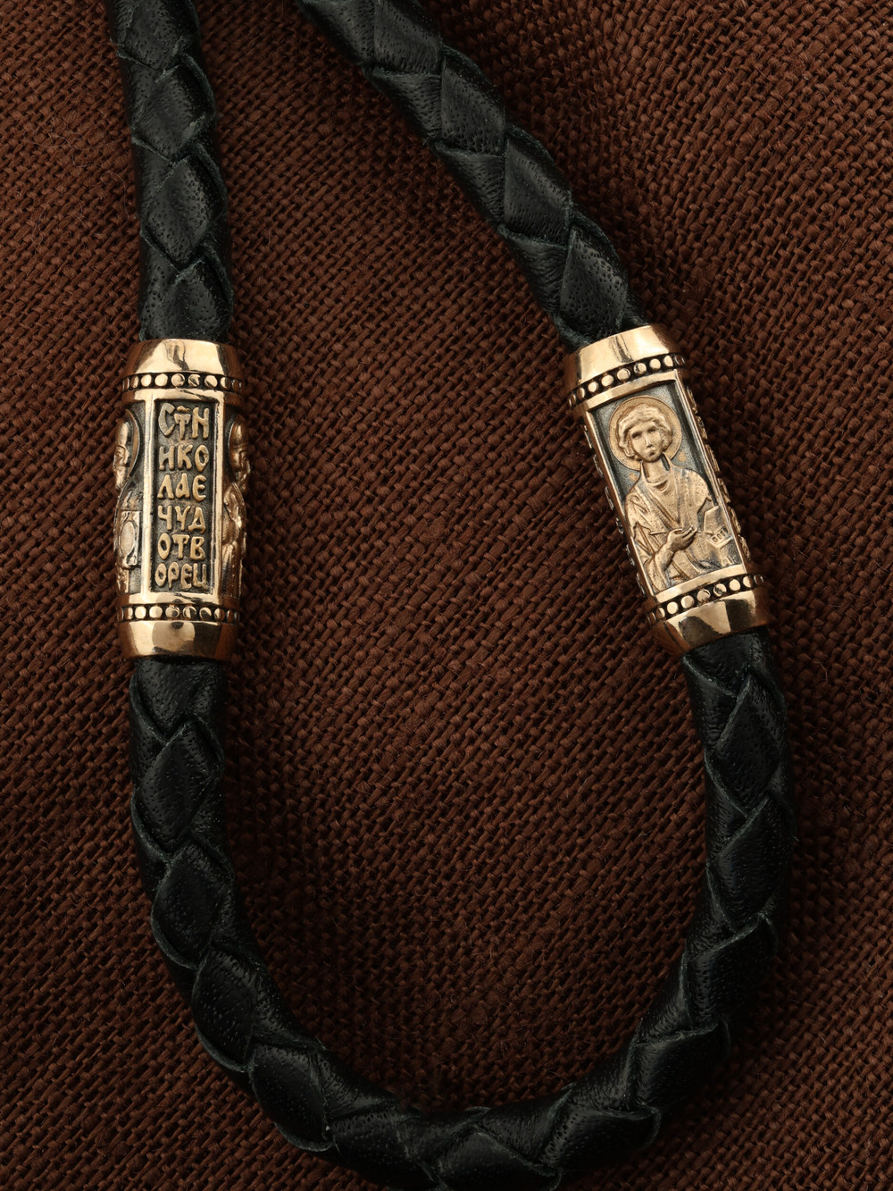 Шнурок кожаный из золота c кожаным шнурком и ониксом