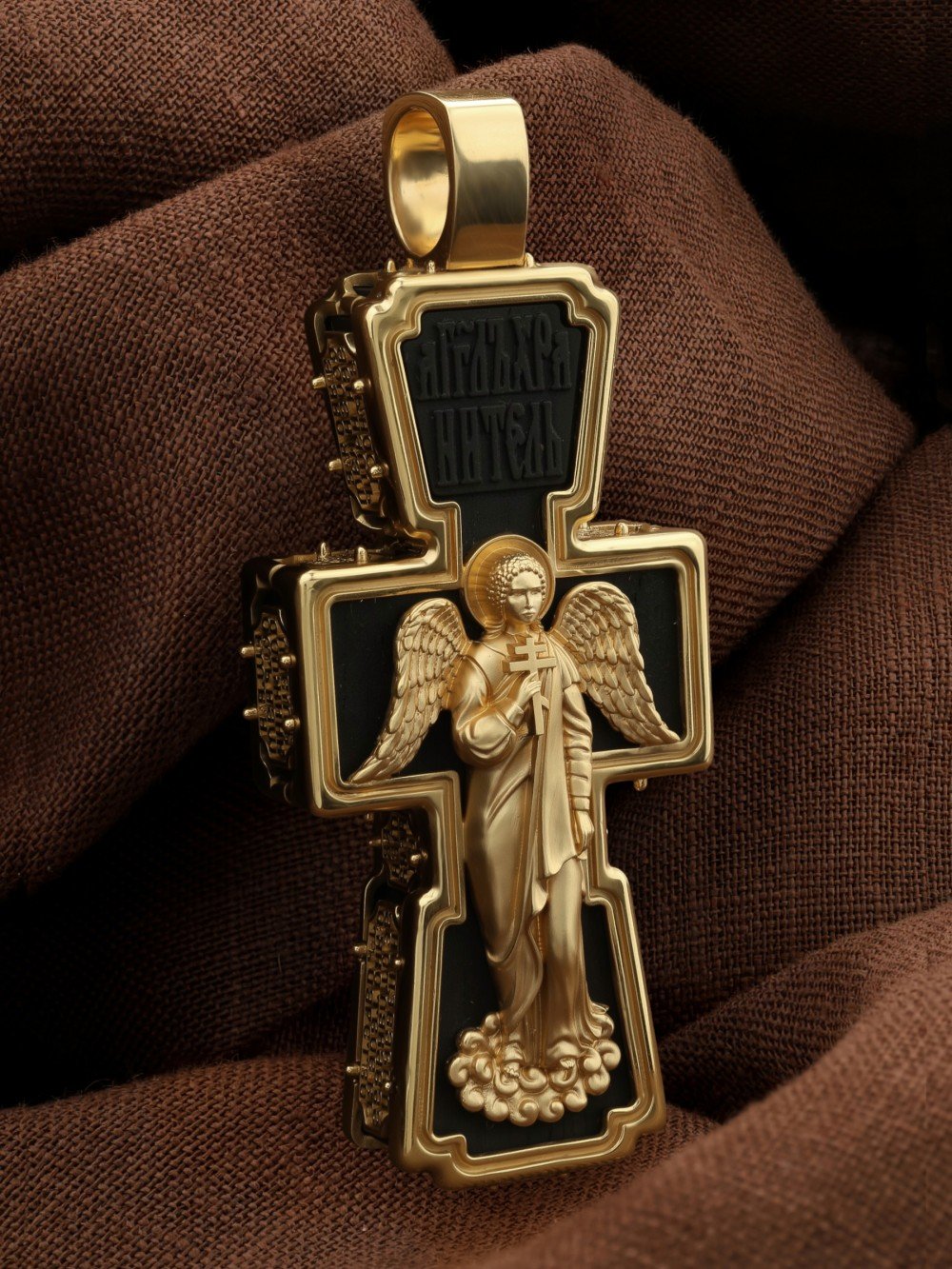 Крест из лимонного золота c эбеновым деревом