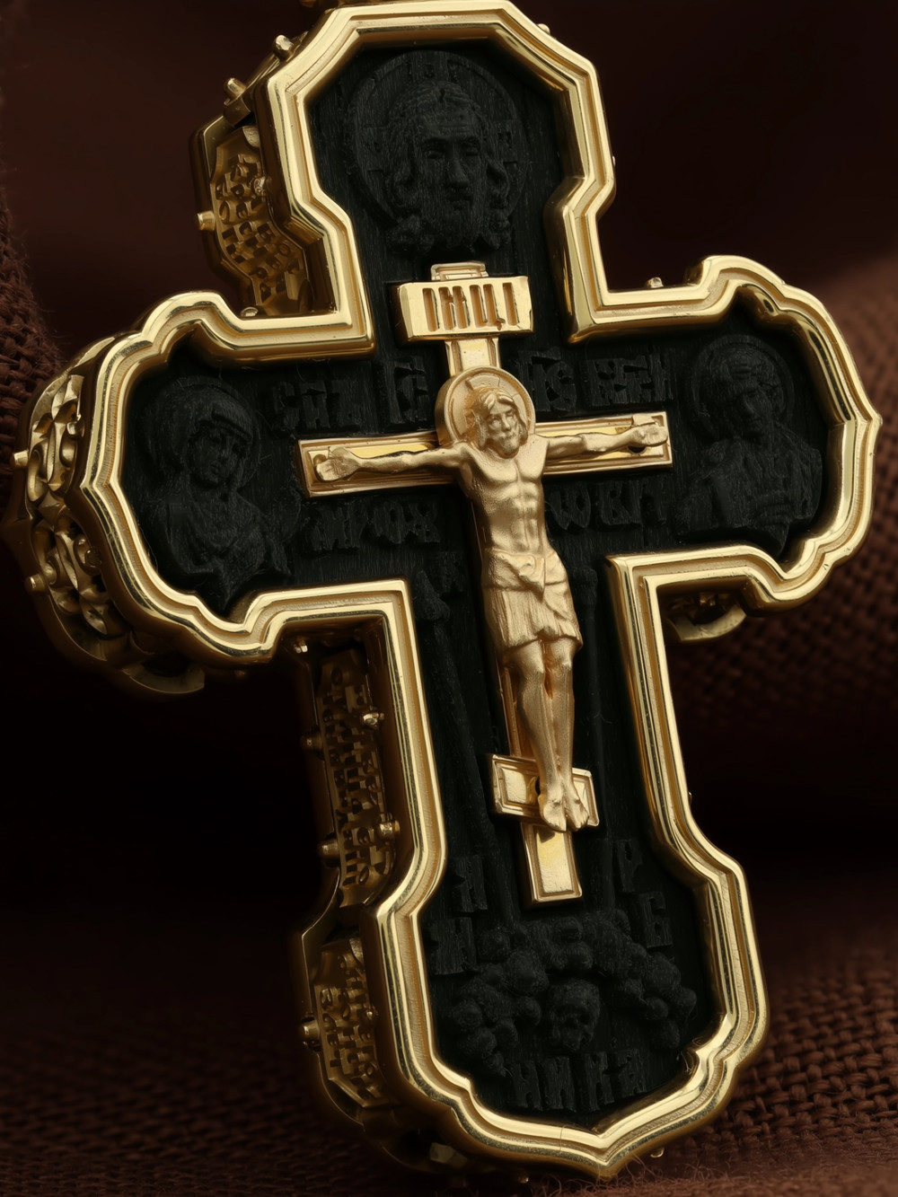 Крест из лимонного золота c эбеновым деревом