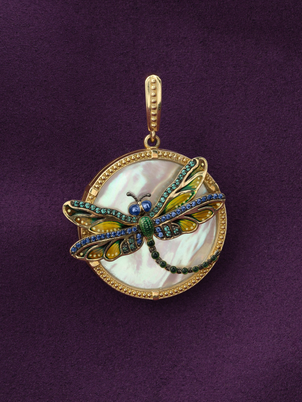 Подвеска из лимонного золота c сапфиром, изумрудом, эмалью и перламутром