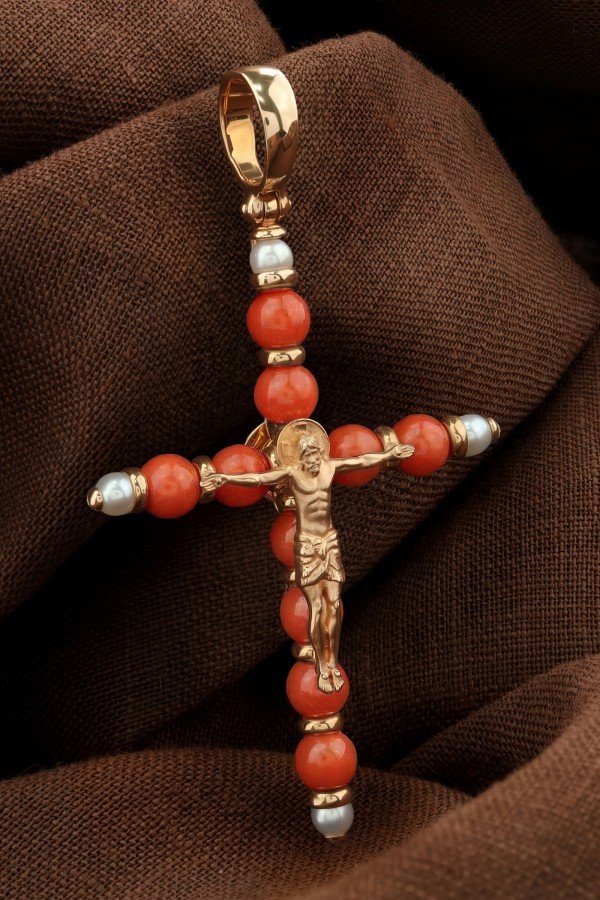 Крест из золота c жемчугом и кораллом