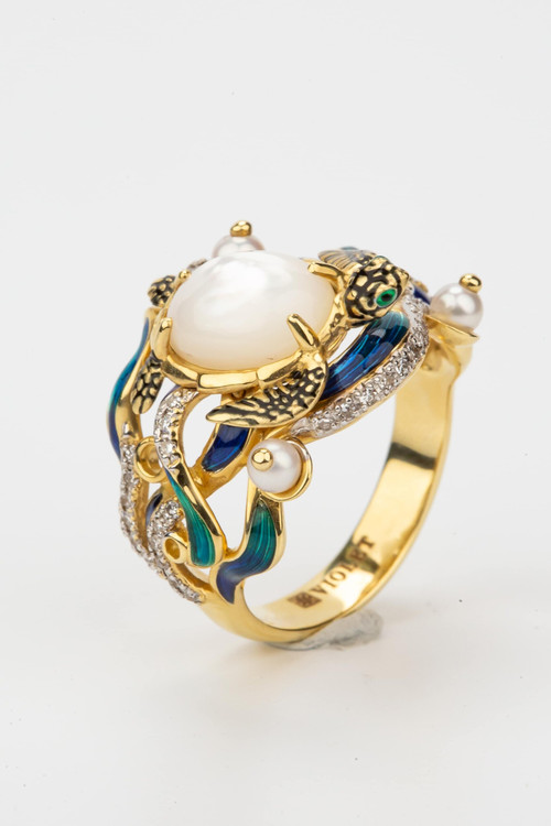 Кольцо из лимонного золота c эмалью, бриллиантами, жемчугом и перламутром