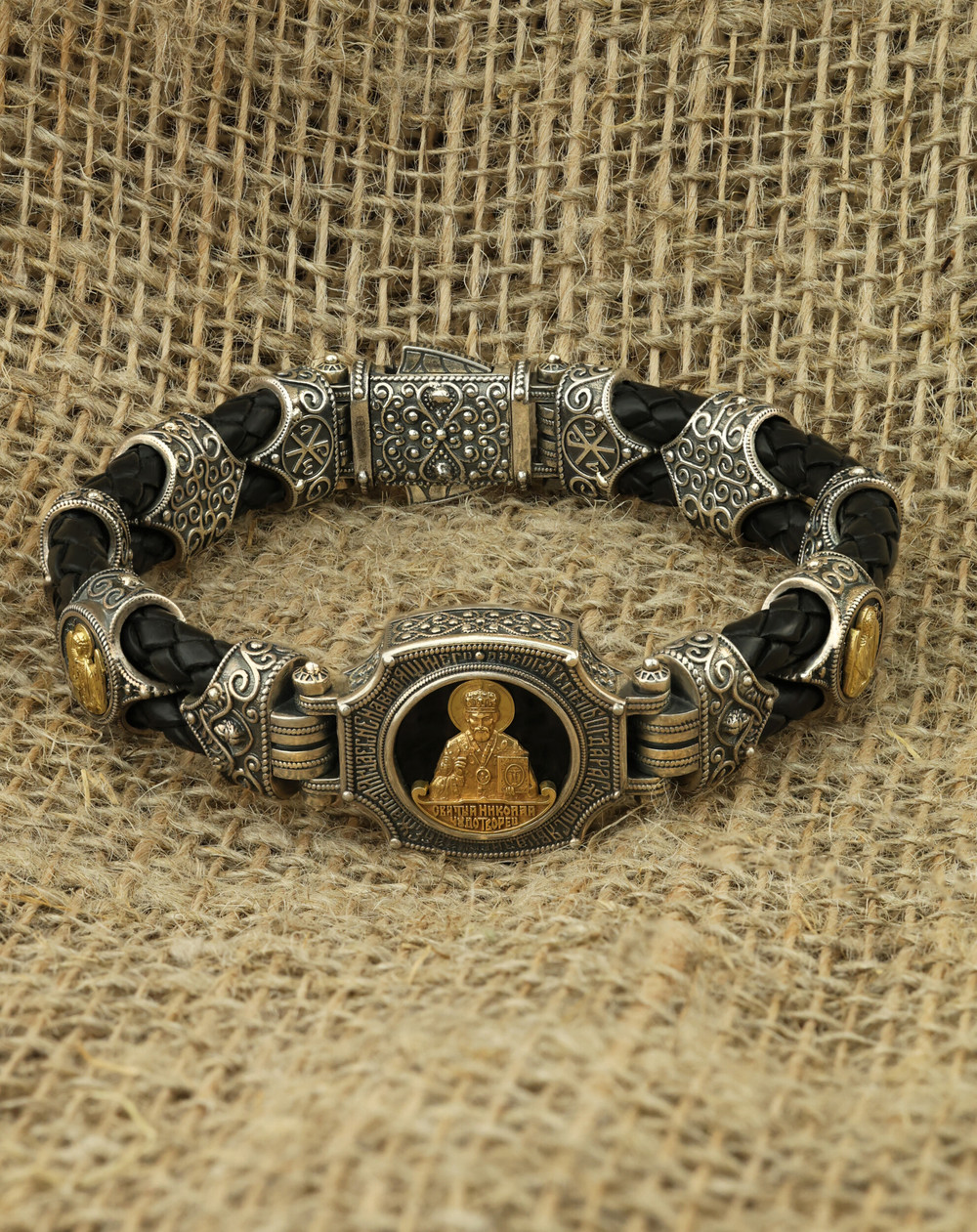 Браслет из серебра и золота c кожаным шнурком и ониксом