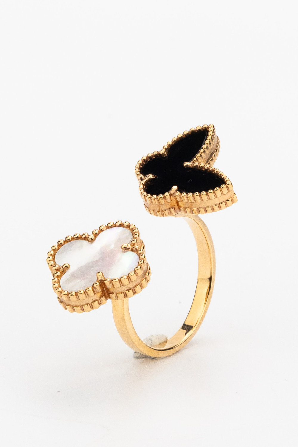 Кольцо из золота c ониксом и перламутром