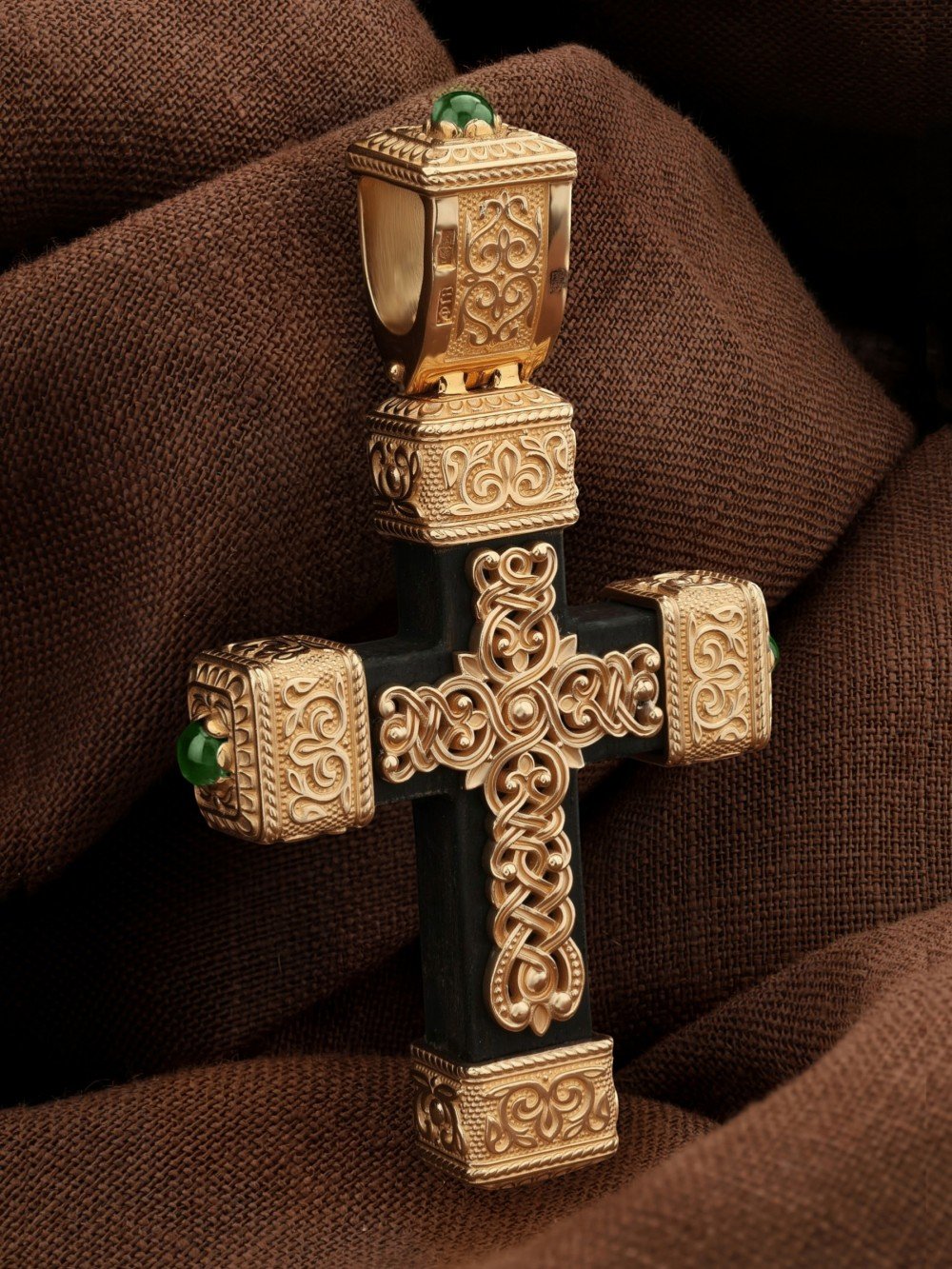 Крест из золота c эмалью, хризопразом и эбеновым деревом