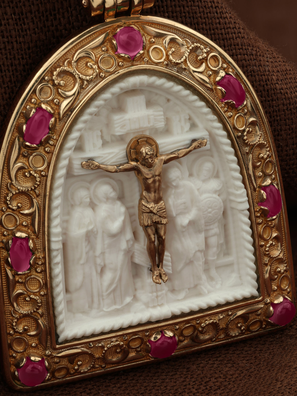 Образок из золота c эмаль , рубином и бивнем мамонта