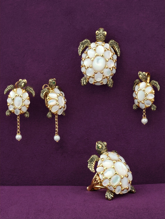 Подвеска из лимонного золота c эмаль , жемчугом и перламутром