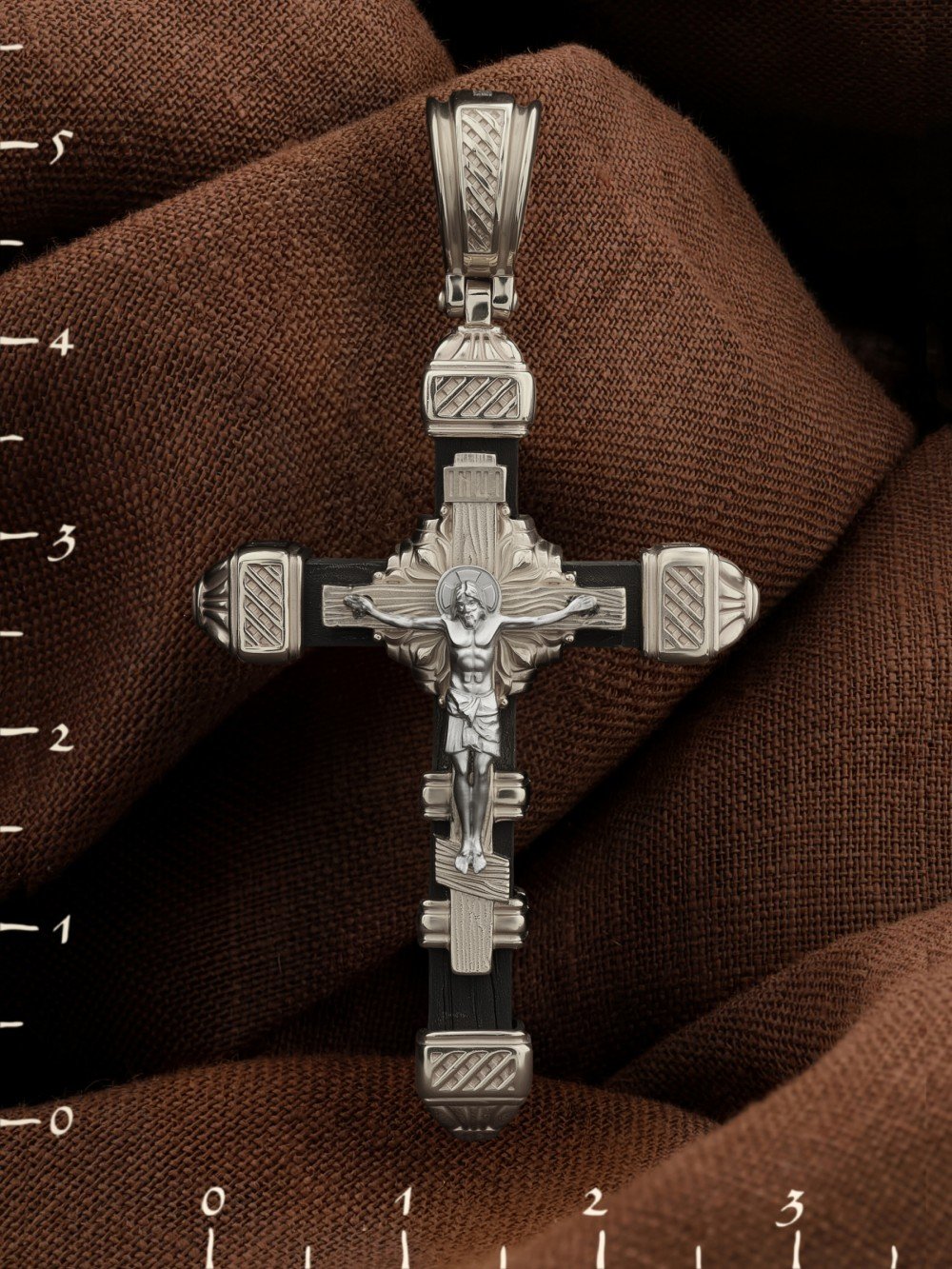 Крест из белого золота c эбеновым деревом