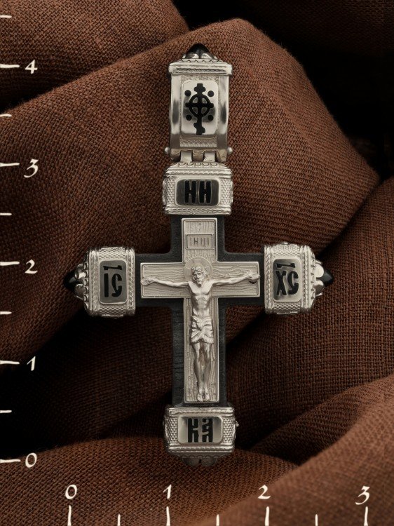 Крест из белого золота c эмаль , ониксом и эбеновым деревом