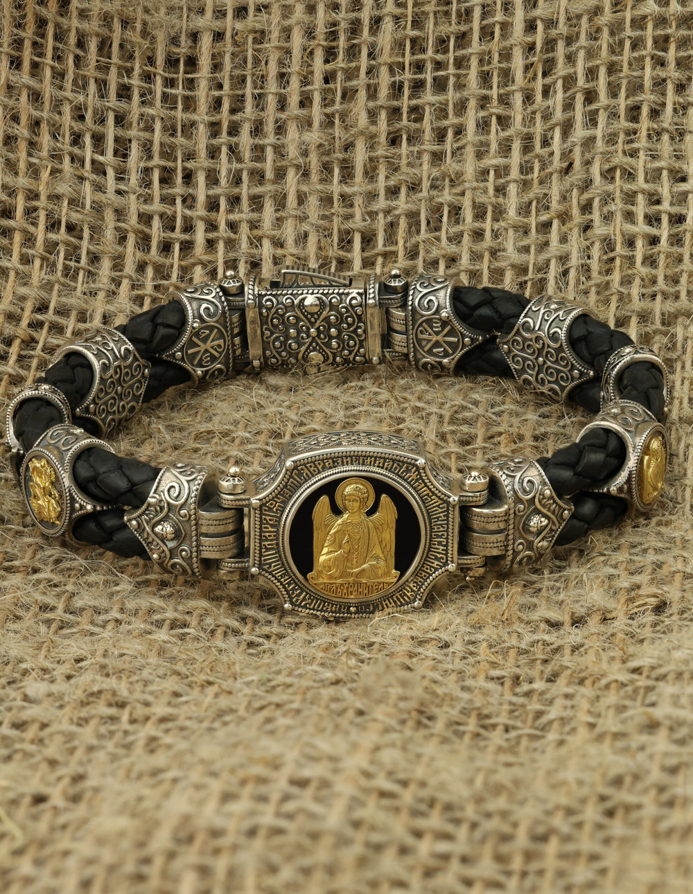 Браслет из серебра и золота c кожаным шнурком и ониксом