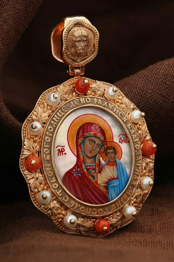 Образок из золота c эмаль , жемчугом, кораллом и перламутром