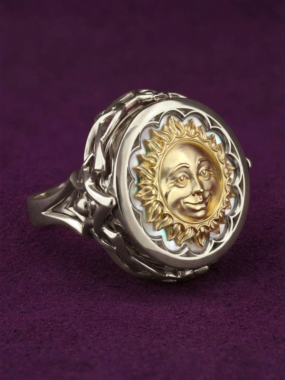 Кольцо из белого золота c ониксом и перламутром