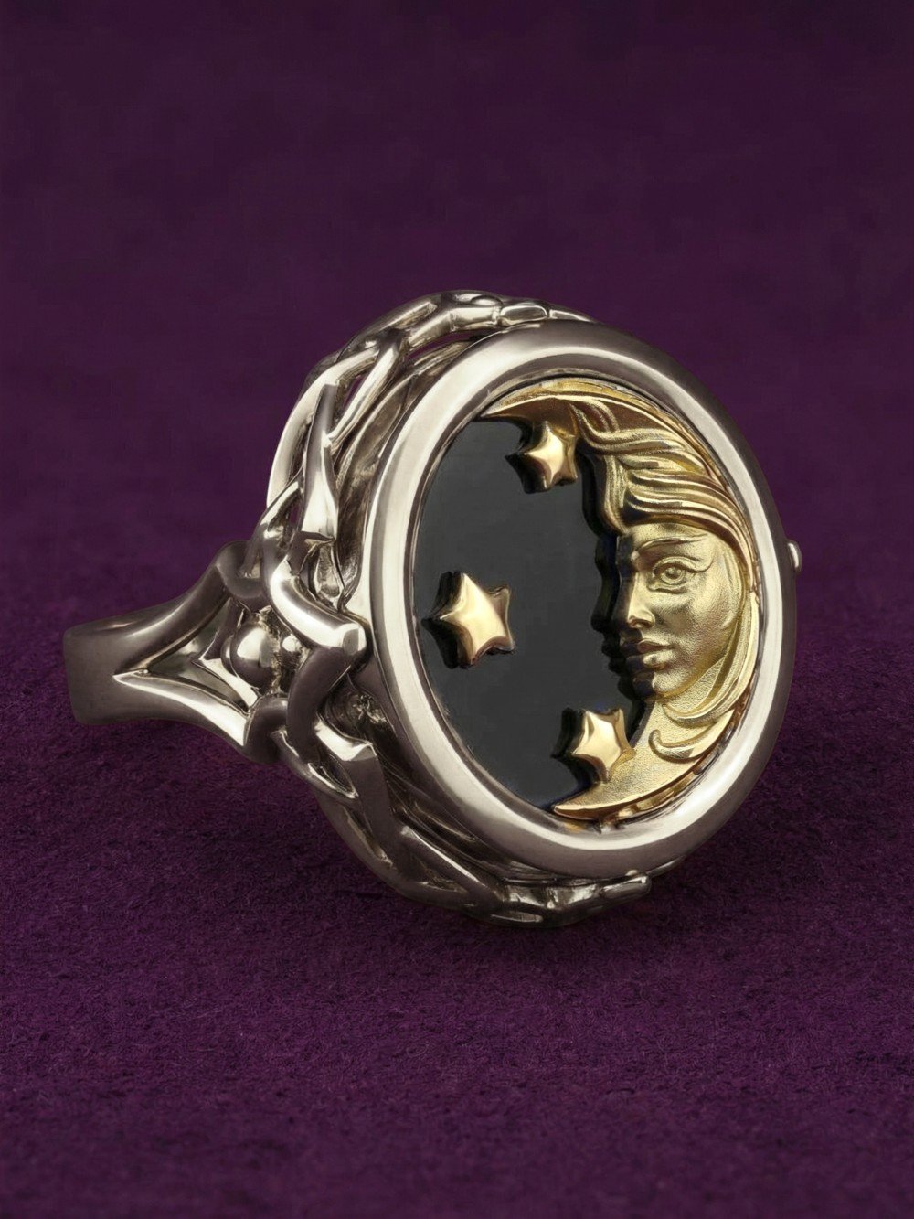 Кольцо из белого золота c ониксом и перламутром