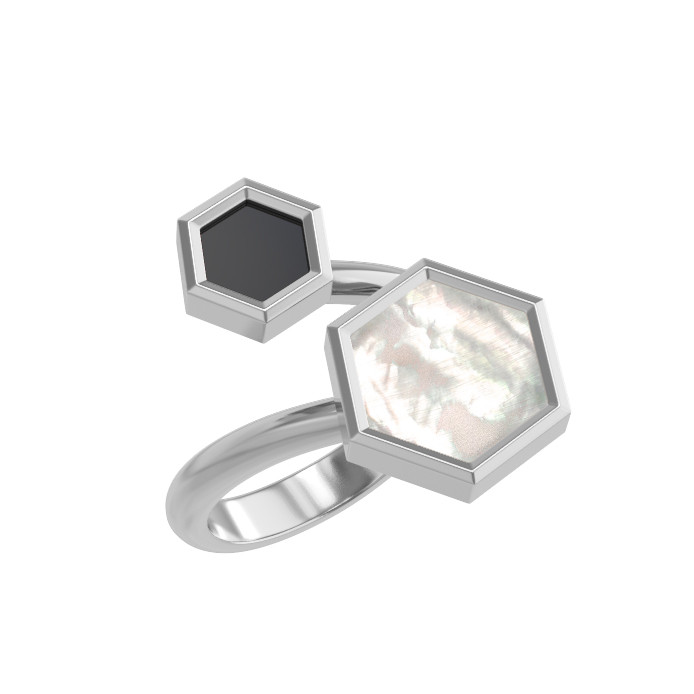 Кольцо из белого золота c ониксом и перламутром
