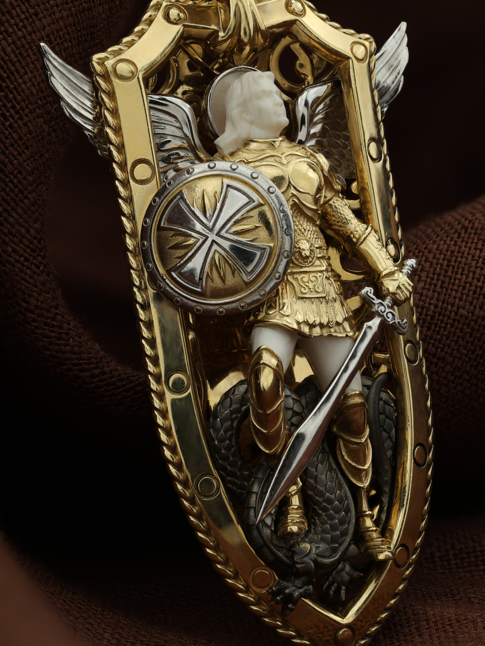 Образок из лимонного золота c эмаль и бивнем мамонта