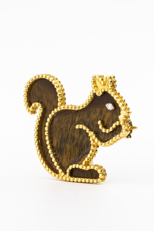 Брошь из лимонного золота c бриллиантами и тигровым глазом