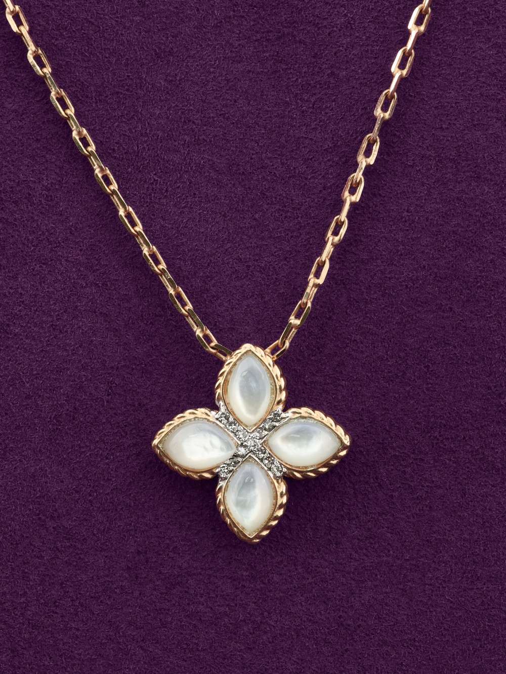Колье из золота c бриллиантами и перламутром