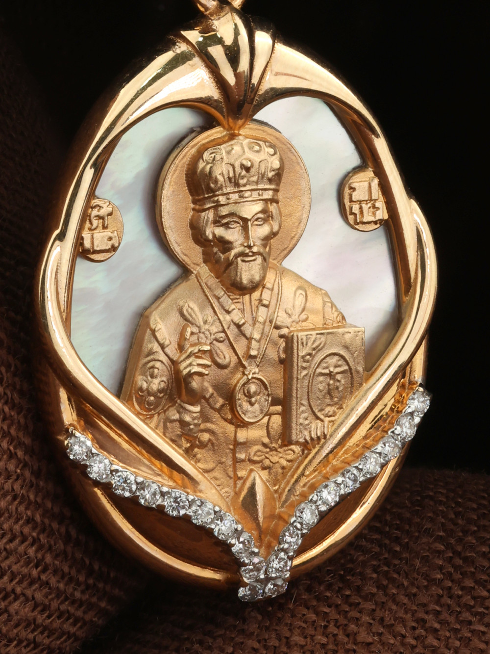 Образок из золота c бриллиантами и перламутром