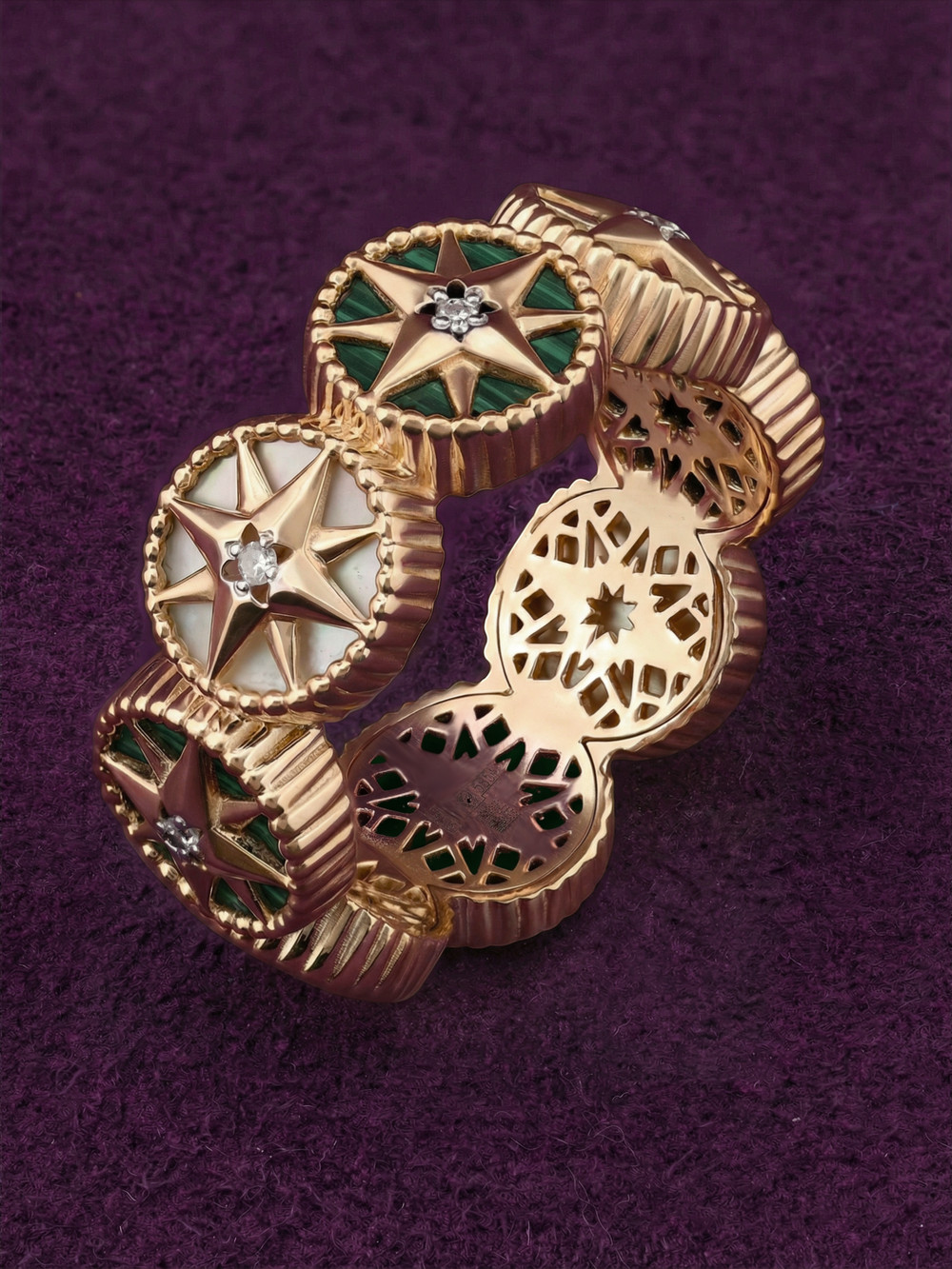 Кольцо из золота c бриллиантами, малахитом и перламутром