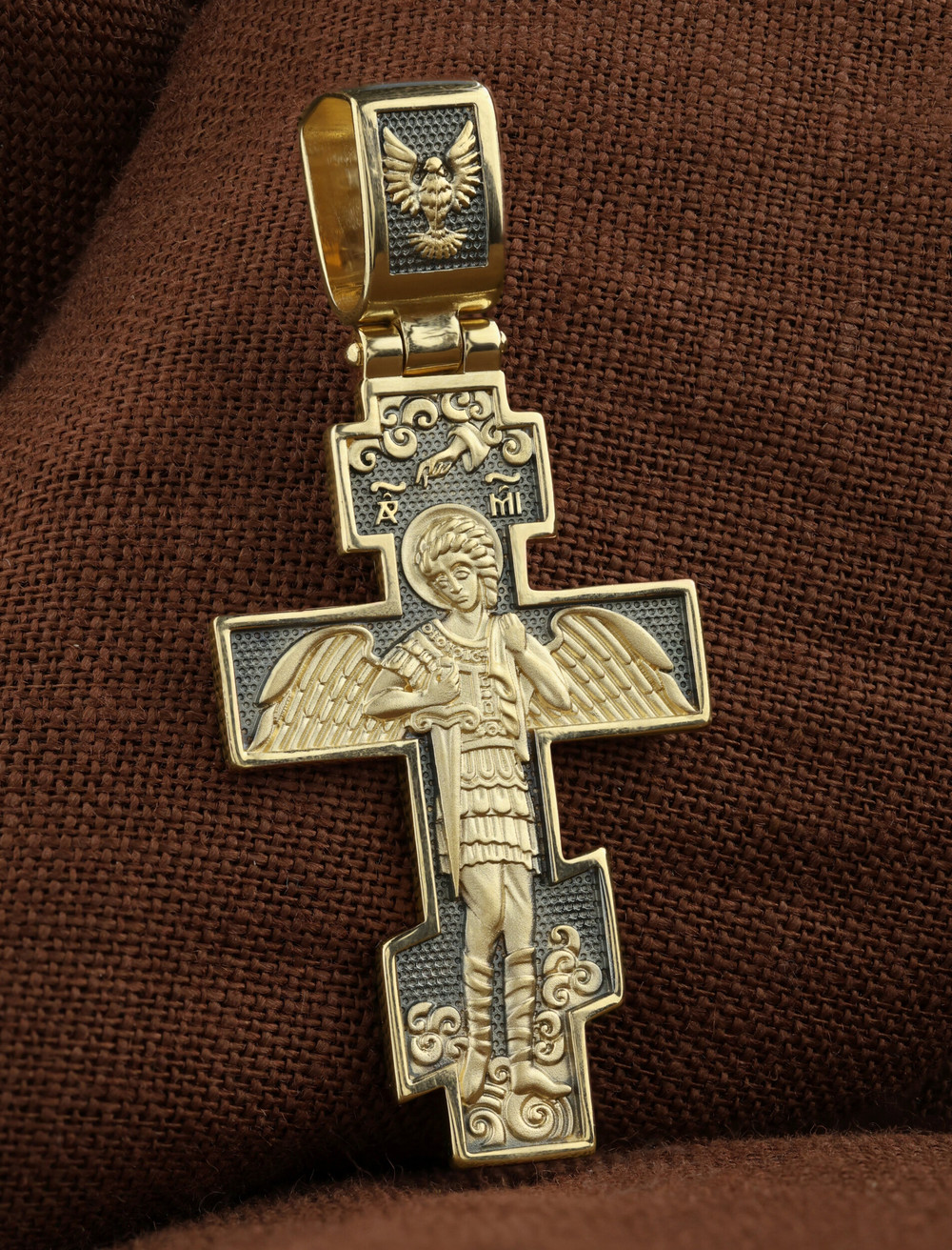 Крест из лимонного золота