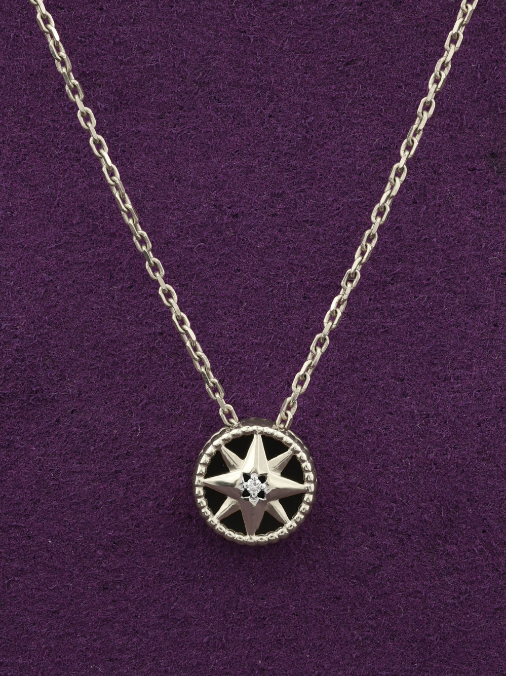 Колье из белого золота c бриллиантами и ониксом