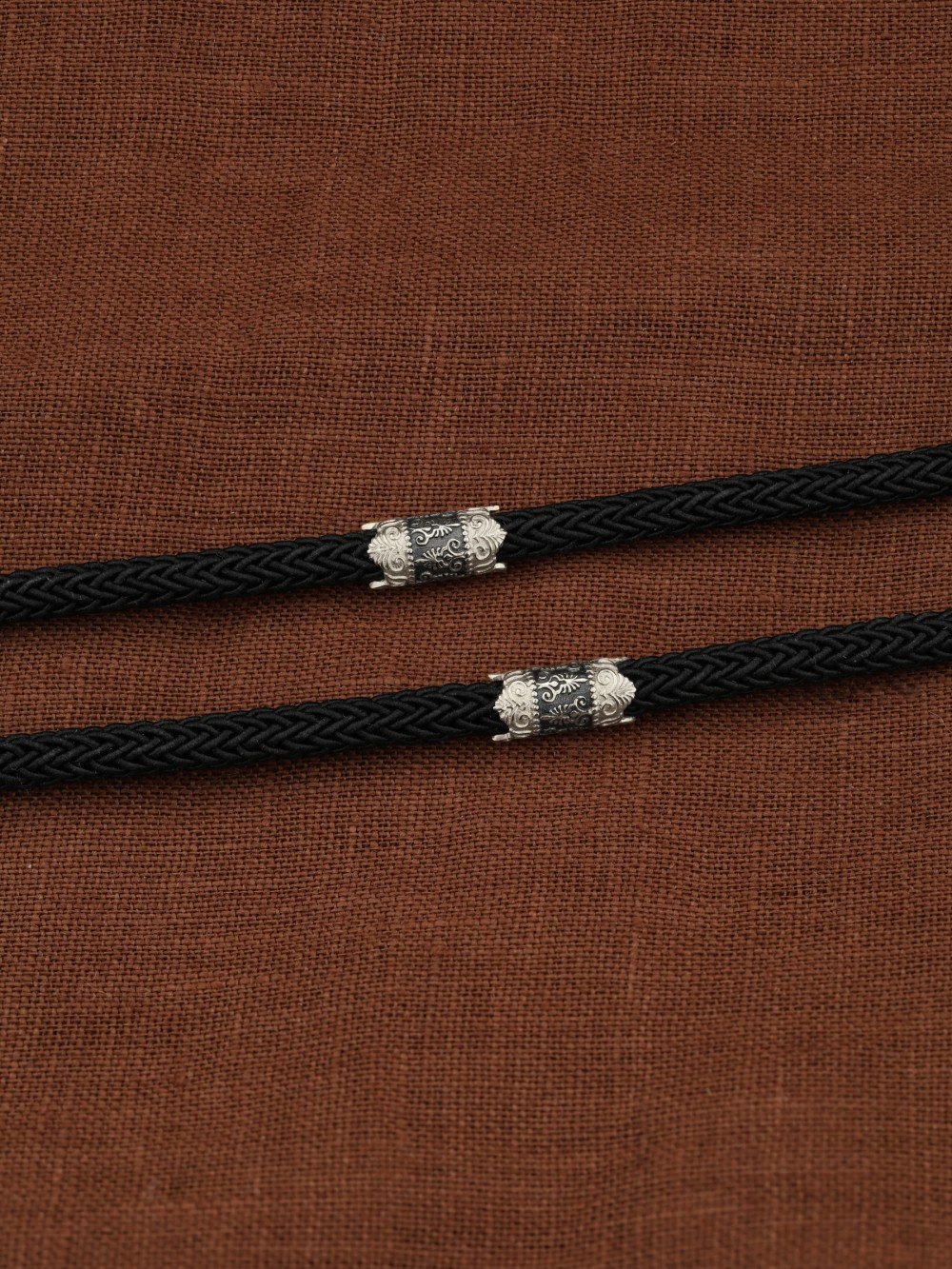 Шнурок шёлковый из белого золота c шёлковым шнурком