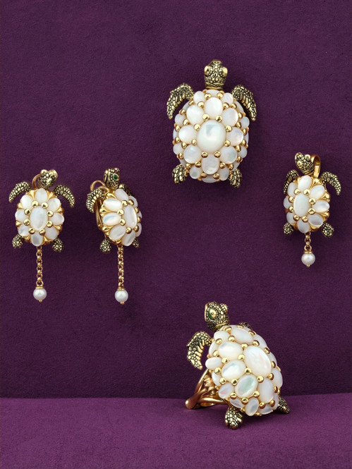 Серьги из лимонного золота c эмалью, жемчугом и перламутром